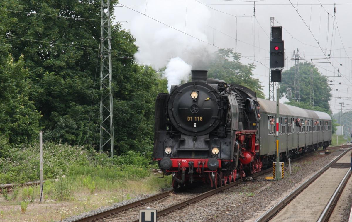 01118 fährt am 29.5.2014 um 9.39 Uhr mit einem Sonderzug aus Darmstadt in den Bahnhof Bensheim ein.
