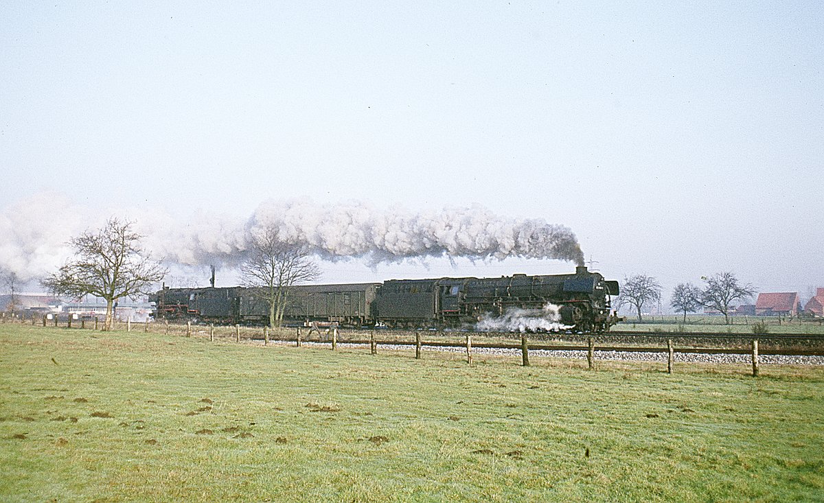 012 061 + Hilfszugwagen + 043 ...   Streckenfoto