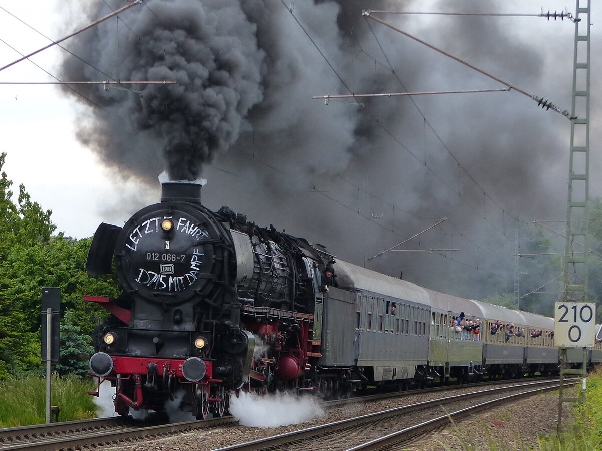 012 066 mit Sonderzug (40 Jahre nach Einsatzende) auf dem Wege nach Emden am ehem. Po 210 in Rheine, 31.05.15