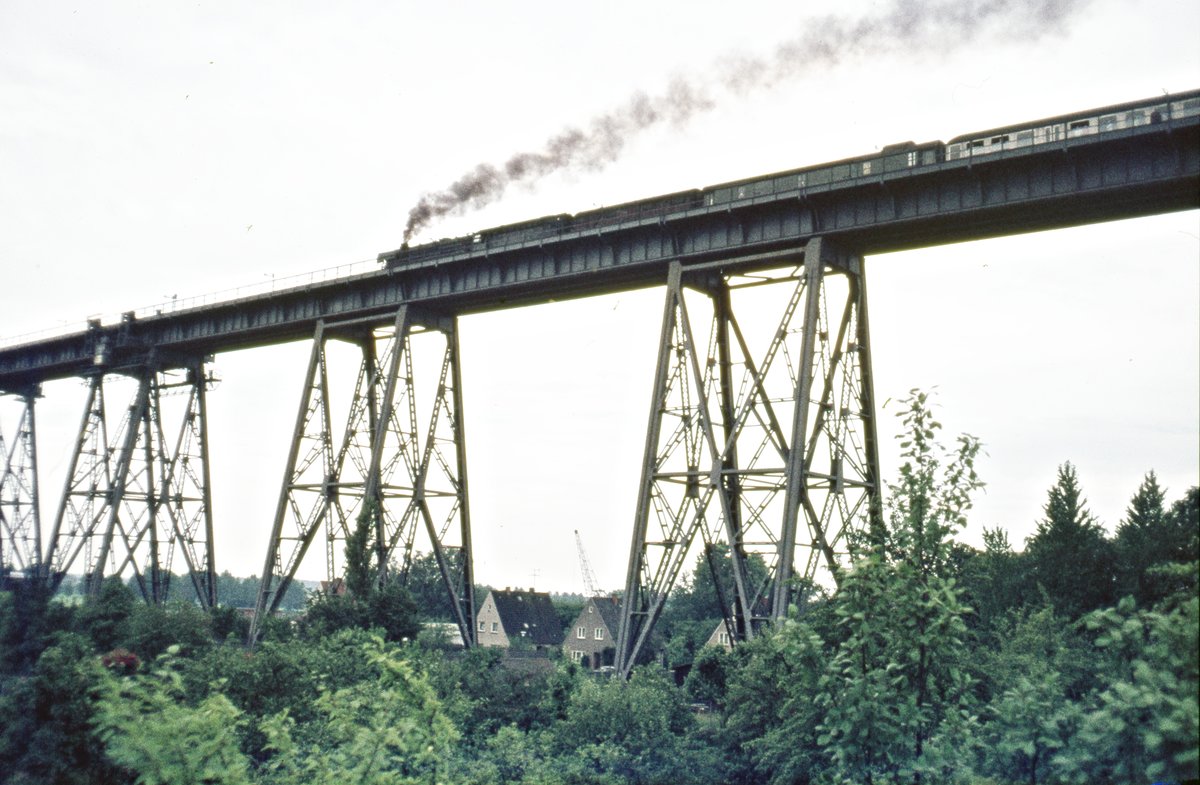012 071 mit D-Zug  Rendsbg.-Hochbrücke 