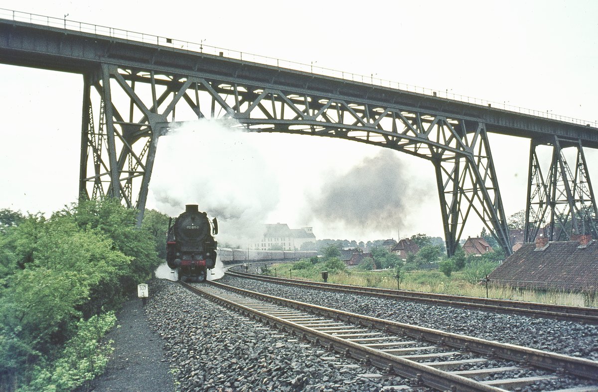 012 074 mit D-Zug  unter Brücke v. Rendsburg