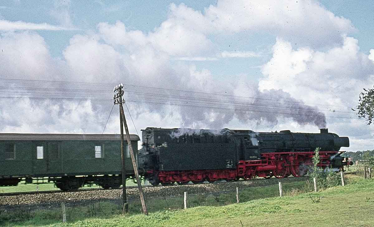 012 076 mit D-Zug   Emsland-Strecke  Nachschuß