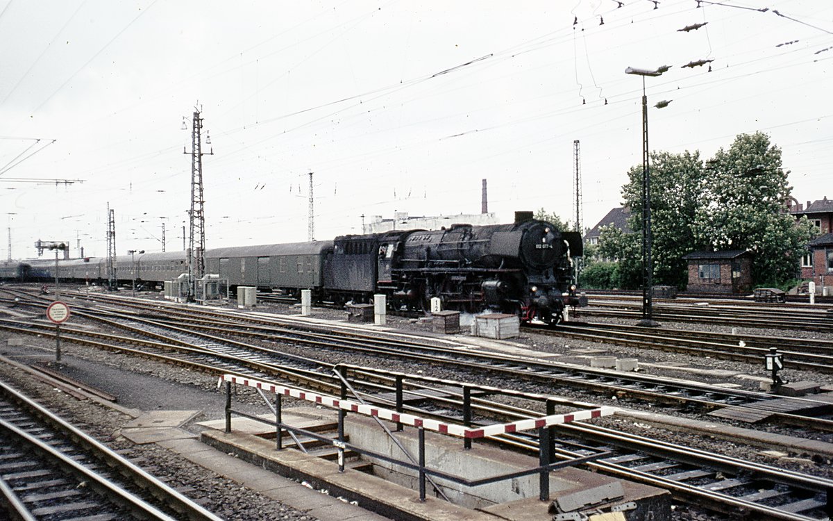 012 077 + D-Zug  Einfahrt in Bhf.  