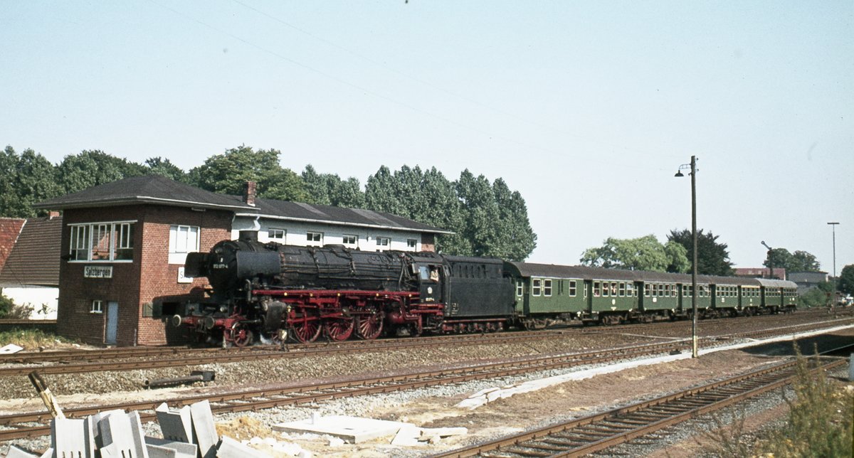 BR 012 104-6. Eine Ölgefeuerte Schnellzugdampflok. Hier super ins Licht ...