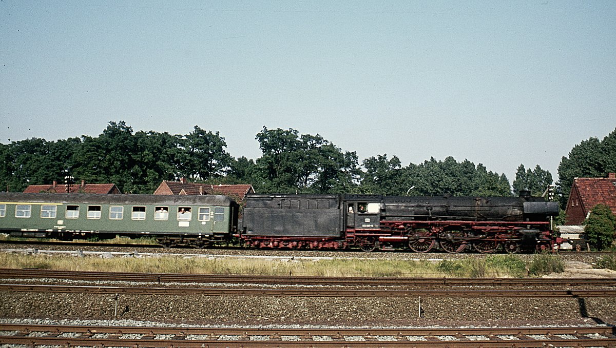 012 081 + D-Zug    Bhf.  auf der Emslandstrecke