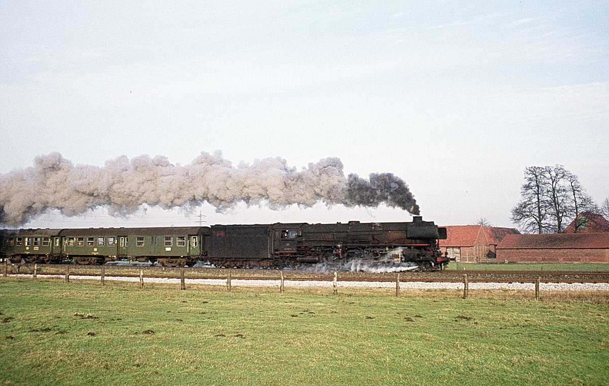 012 081 mit Personenzug    Emslandstreke