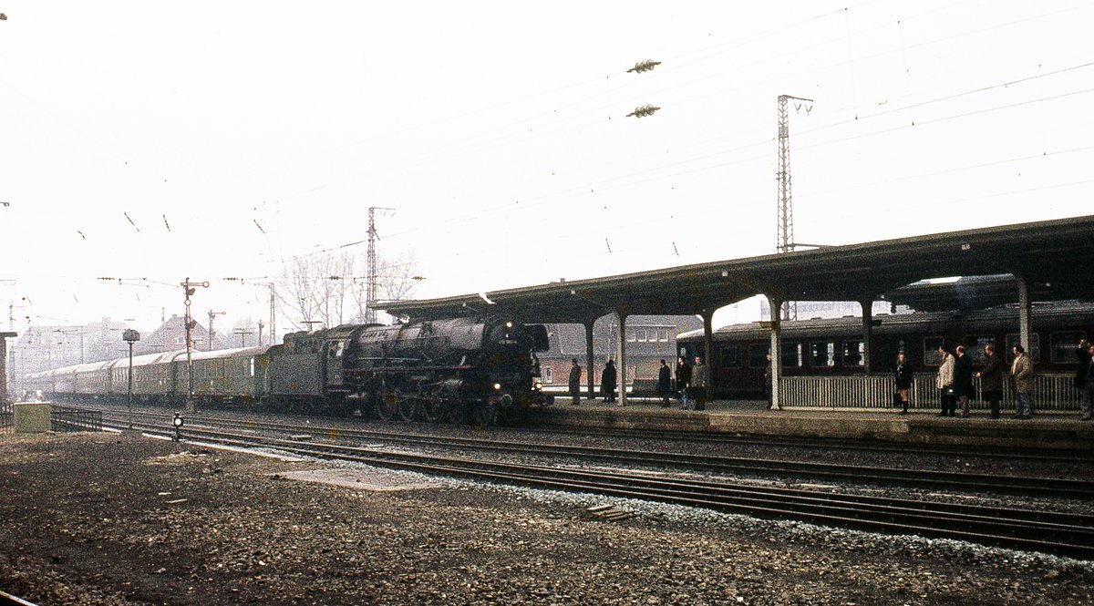 012 082 mit D-Zug  Einfahrt in Bhf. 