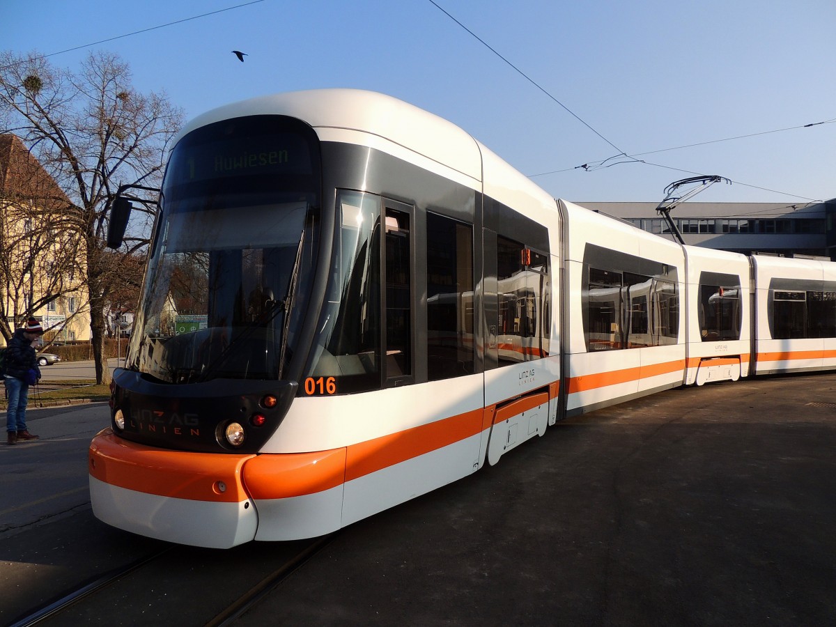 016 der LINZ-AG mit Spiegelungen, an der Endhaltestelle Universität; 150227
