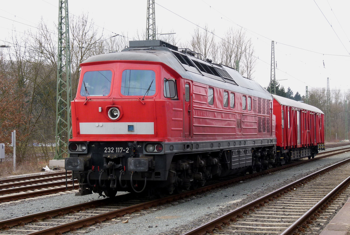 02. April 2013, Heute wird die in der Müllverladung Neuses entgleiste Lok geborgen. Zwischen 15 und 16 Uhr soll der Hilfszug aus Fulda eintreffen. In Hochstadt wartet Lok 132 117 mit einem Hilfszugwagen auf dessen Übernahme, da er  elektrisch anreist . 