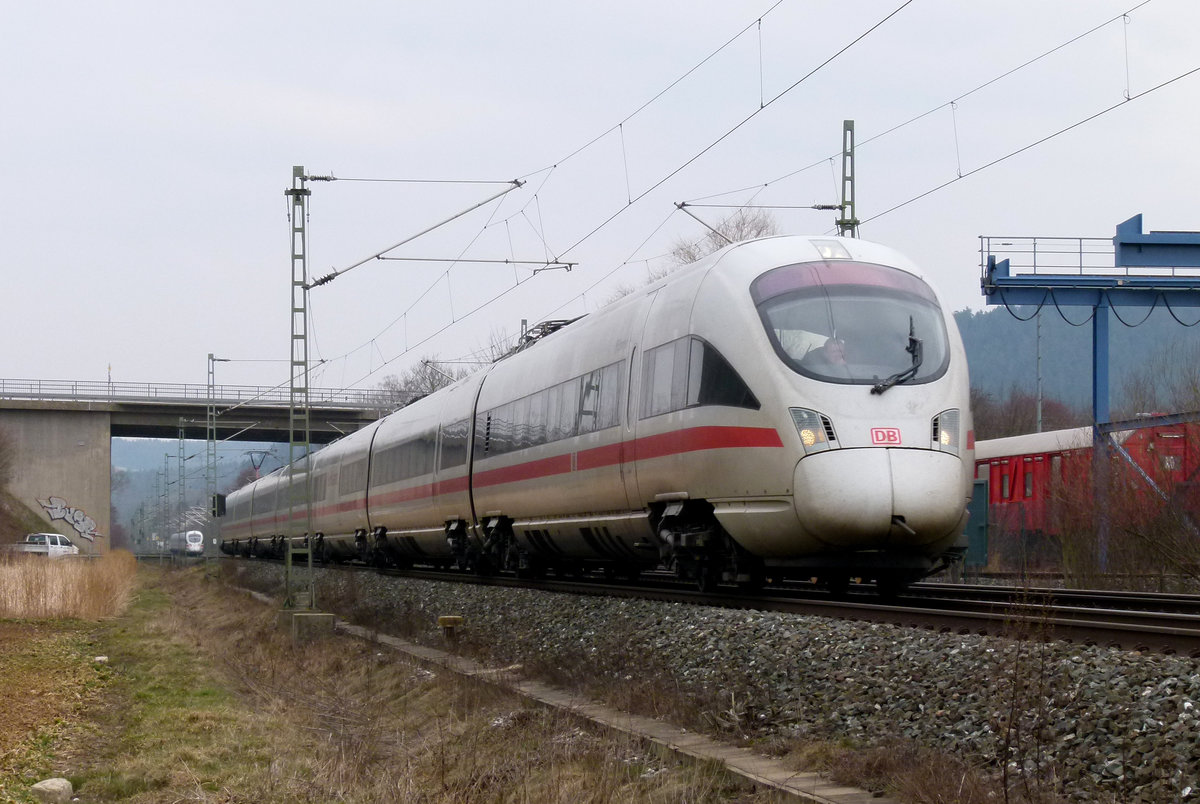 02. April 2013, ICE  Erlangen  (Tz 1117)  fährt als ICE 1209 Hamburg - Berlin an der Müllumladestation Neuses in Richtung, Lichtenfels vorüber. Im Hintergrund ist ein Wagen des Hilfszuges sichtbar. Im Betriebsgelände war eine V100 übers Ziel hinausgeschossen.