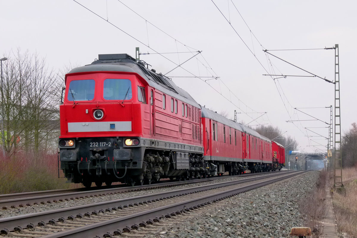 02. April 2013, In der Müllverladungsanlage Neuses bei Kronach war eine Lok (294 647) über den Prellbock hinausgefahren und entgleist. Lok 232 117 brachte heute den Hilfszug mit einem 160-t-Kran zum Anschlussgleis. Die 132 117 wurde 1975 bei der DR in Dienst gestellt.