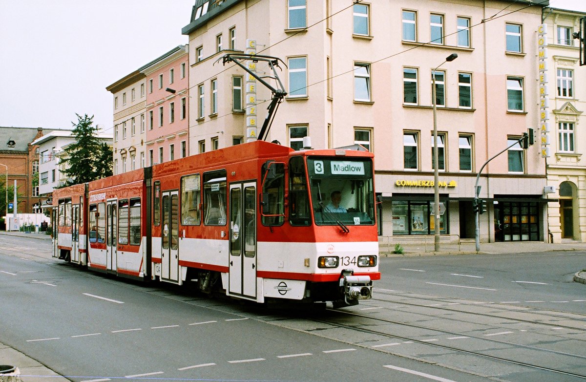 02. August 2003, Cottbus, Straßenbahn Tw 134 fährt auf der Linie 3 in der Bahnhofstrasse/Kreuzung Karl-liebknecht-Straße nach Madlow. In der K-L-Straße gab es, nicht weit von hier, ein Fotogeschäft. Dort habe ich 1967 meinen ersten  richtigen  Fotoapparat gekauft (und leider zu wenig benutzt). Scan vom Color-Negativ