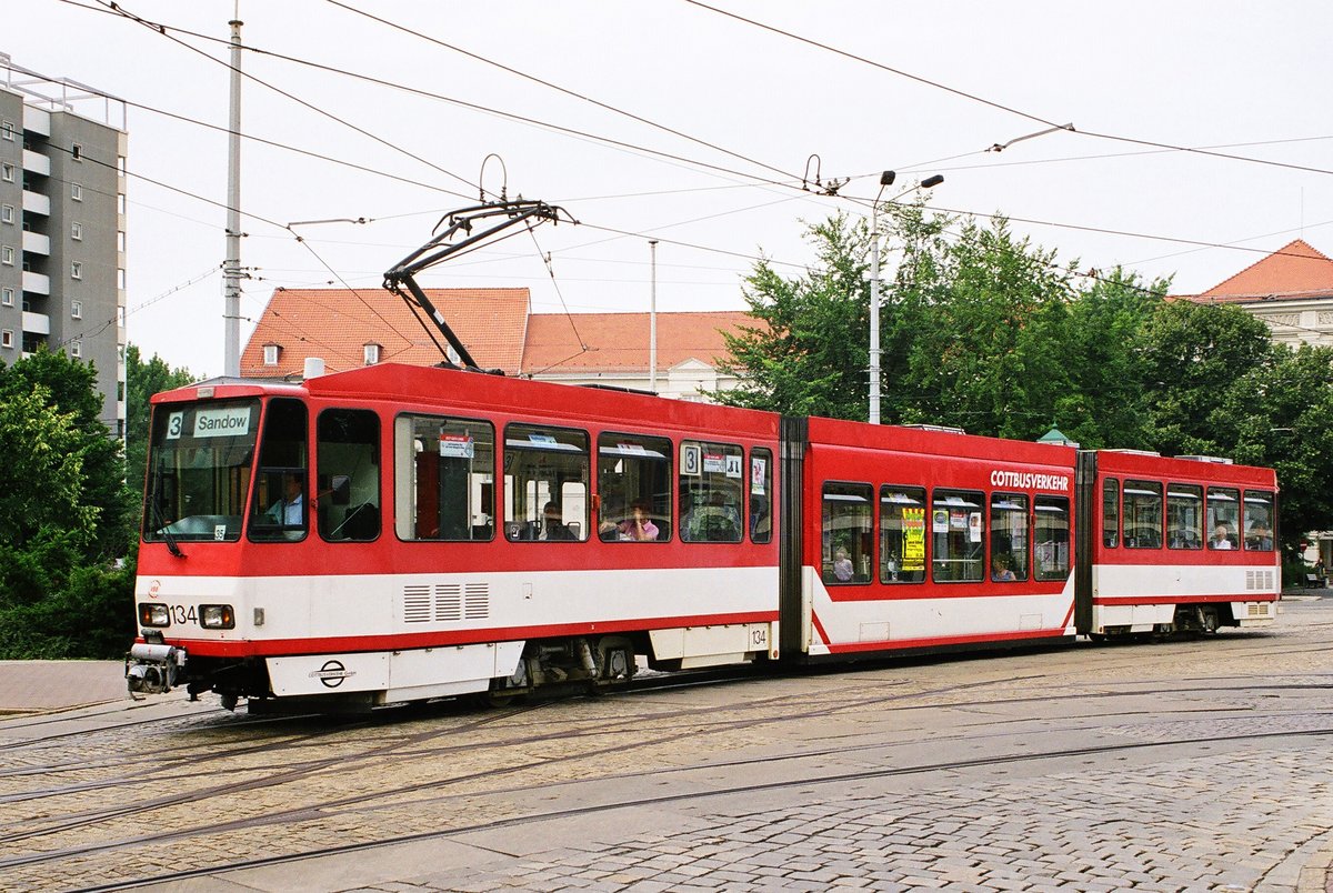 02. August 2003	Cottbus, Straßenbahn Tw 134 fährt am Berliner Platz in Richtung Sandow