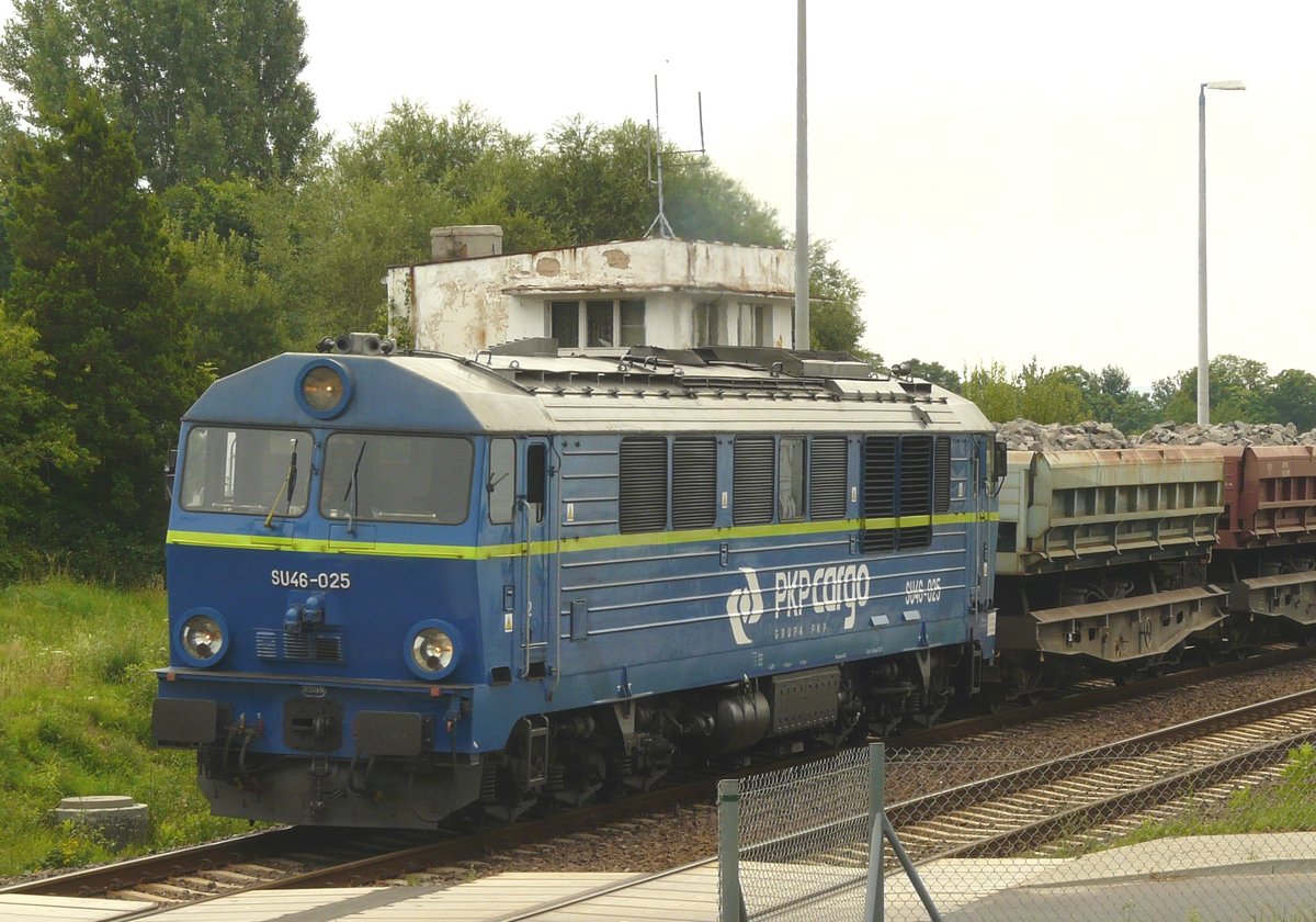 02. August 2010, Polen, Görlitz-Mois. Die Strecke nach Kohlfurt wurde modernisiert. Ein Güterzug aus Hirschberg hat das neue Verbindungsgleis benutzt und fährt in Richtung Kohlfurt.