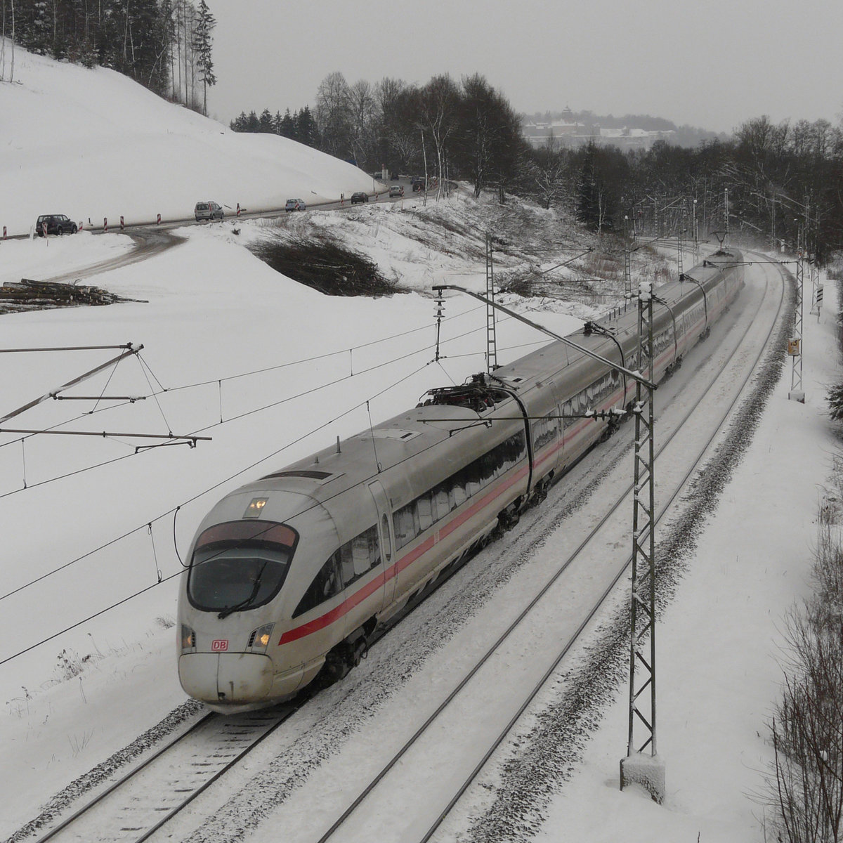 02. Februar 2010, Von der Brücke in Neuses (bei Kronach)-Nord habe ich den ICE  Erlangen  (Tz 1117) auf seiner Fahrt nach München gesehen.