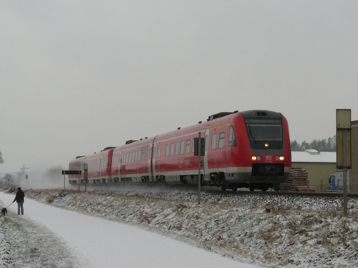 02. Januar 2010, RE 3005 und 3025 fahren am Weidnitzer Bahnübergang kurz vor Burgkunstadt noch gemeinsam. In Neuenmarkt-Wirsberg wird der Zug getrennt: 3005 fährt nach Hof, 3025 nach Bayreuth.