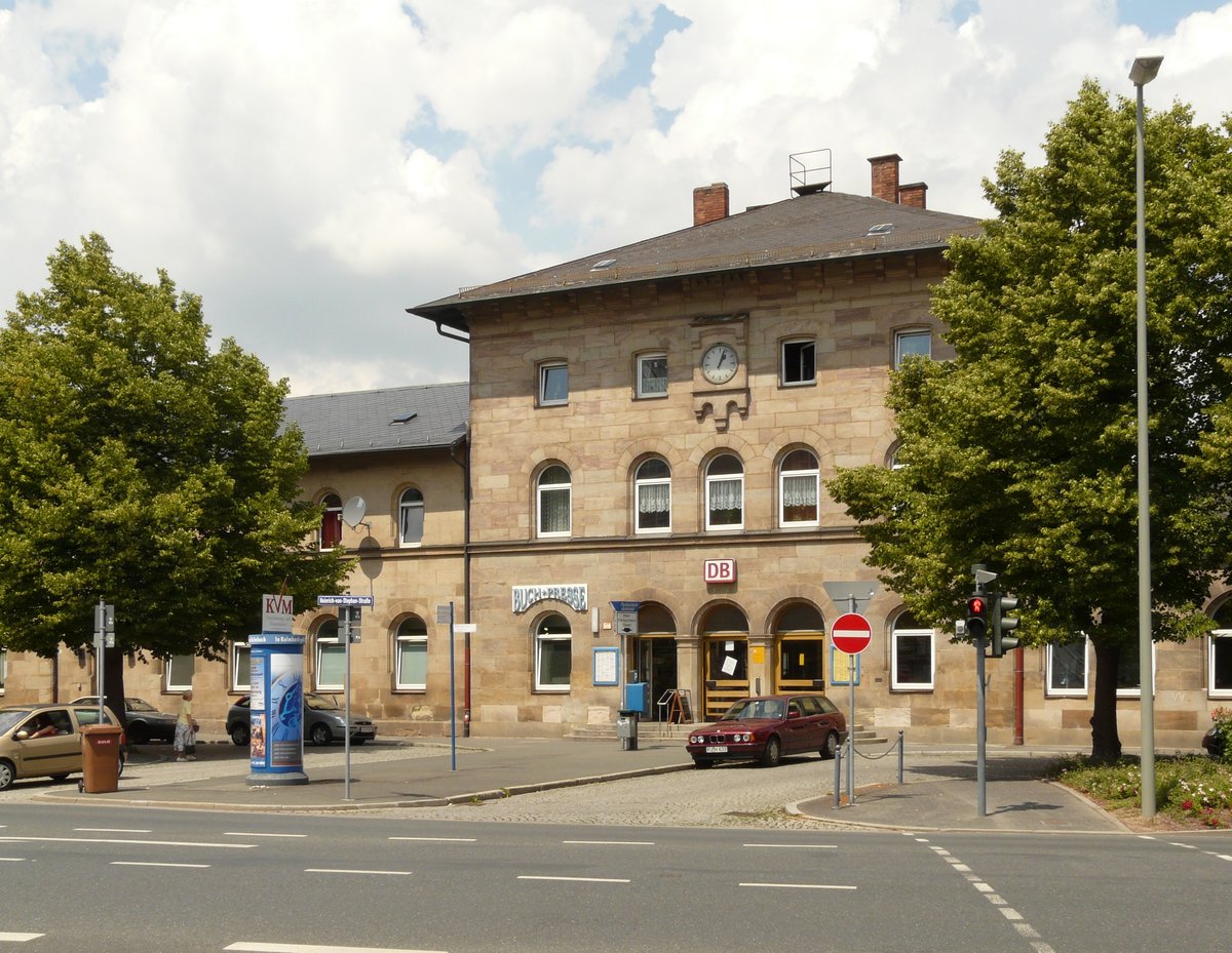 02. Juli 2009, der Bahnhof Kulmbach, Straßenseite.