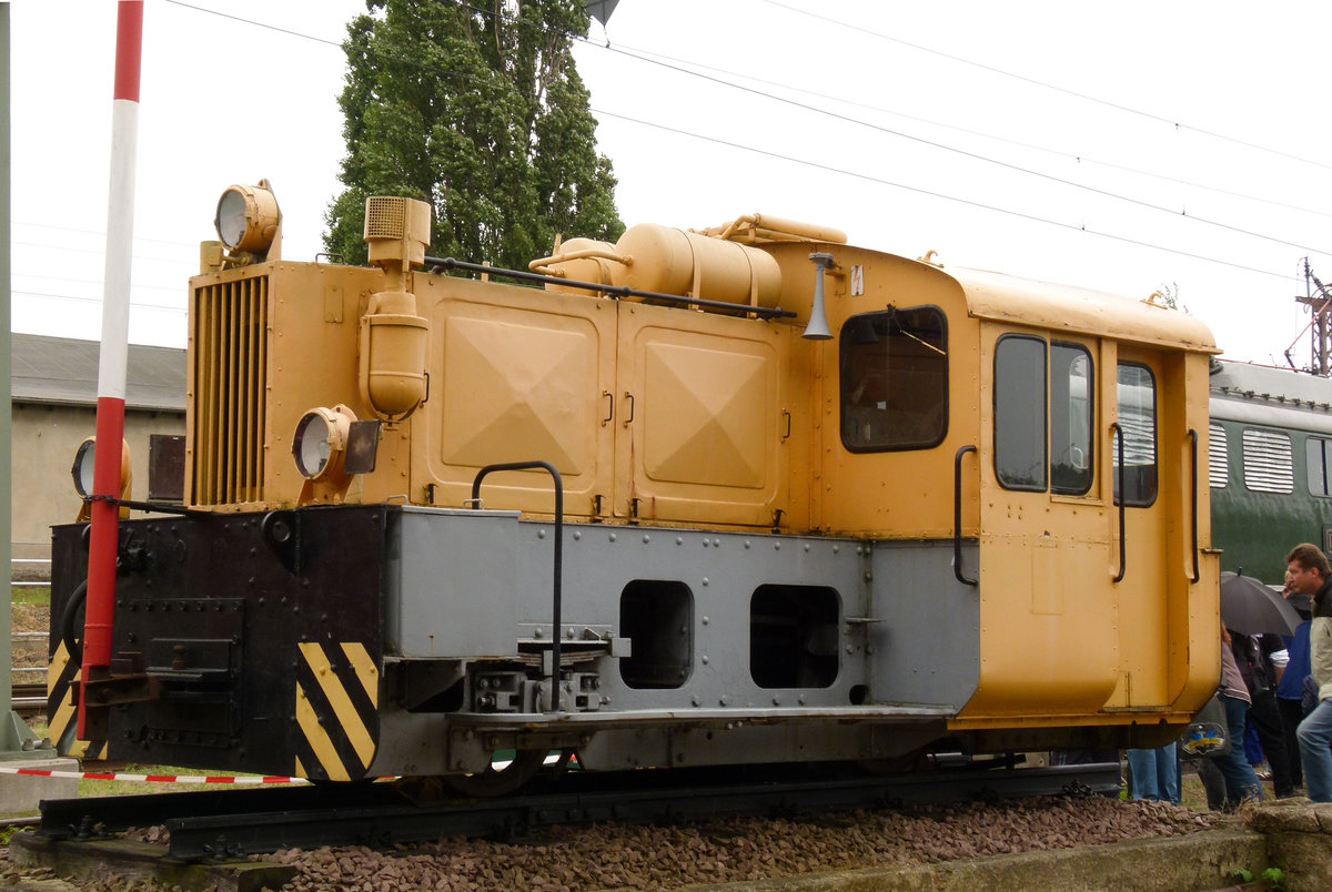 02. Juli 2011, In Halle fand das  Sommerfest des DB-Museums  im dortigen ehemaligen Bw Halle P statt. Leider völlig verregnet. Die Meterspur-Kö 199 004 der Halleschen Industriebahn, gebaut 1933, zunächst Kö 4187, 1983 Umspurung auf 1000 mm und Umzeichnung. 1992 Ausmusterung, seit 2006 als Denkmal im Bw Halle P.