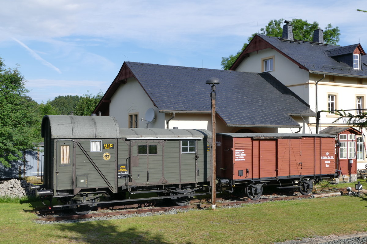 02. Juli 2016, der Bahnhof Walthersdorf ist bewohnt und macht mit den aufgestellten Exponaten einen ausgezeichneten Eindruck. Vorn der DRG-Gepäckwagen 95 123 Dresden. 