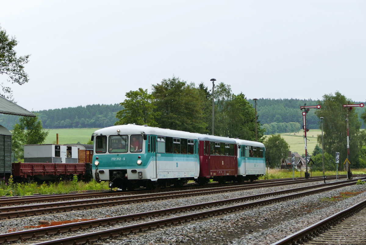 02. Juli 2016, der Zug der Ergebirgischen Aussichtsbahn Schwarzenberg - Annaberg-Buchholz fährt in den Bahnhof Schlettau ein. Tw 772 312 führt, in der Mitte läuft der rote 972 004 und am Schluss befindet sich 772 155.