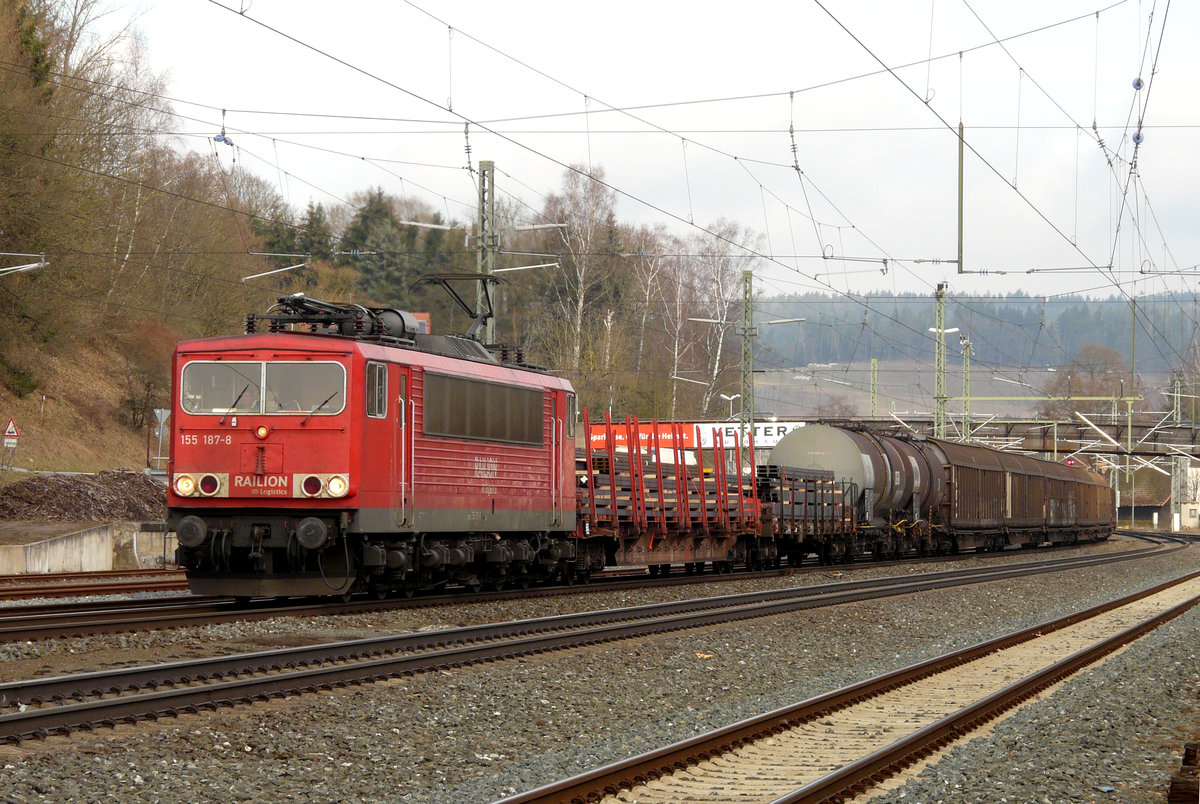 02. März 2010, Ein Güterzug aus Saalfeld, gezogen von Lok 155 187, fährt durch den Kronacher Bahnhof in Richtung Lichtenfels