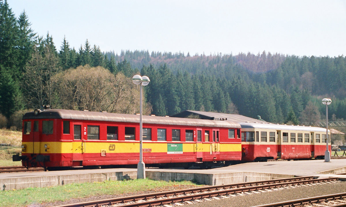 02. Mai 1997, Tschechien, Bahnhof Böhmisch Eisenstein, Triebwagen 83 134 und 020 097 der CD