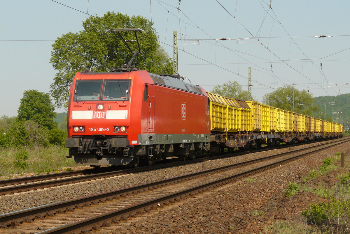 02. Mai 2009, Ein Güterzug in Richtung Erfurt, bespannt mit Lok 185 069, passiert den Haltepunkt Leißling bei Weißenfels.