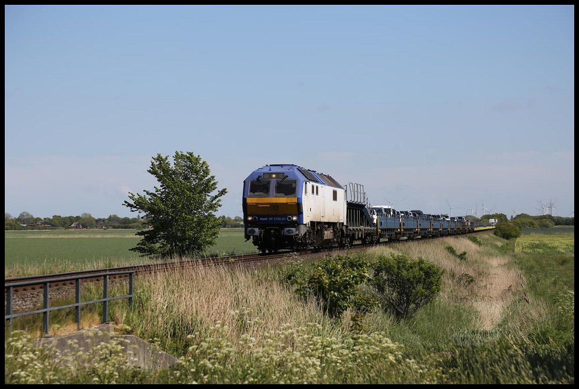 02 MAK DE 2700 hat hier gerade mit einem Autozug nach Sylt am 29.5.2020 um 15.28 Uhr Niebüll verlassen.