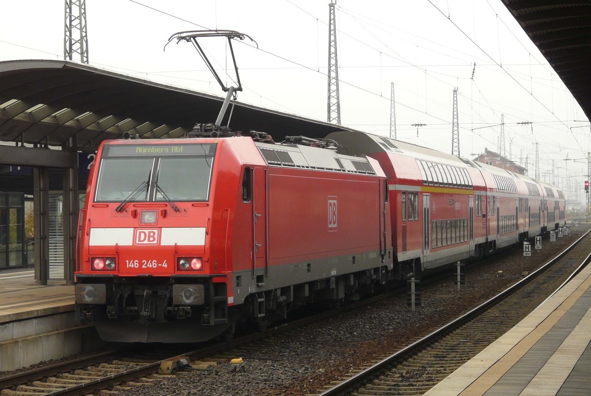 02. November 2008, im Bahnhof Lichtenfels steht Lok 146 246 mit RE 4973 Sonneberg - Nürnberg und wartet auf das Abfahrtssignal.