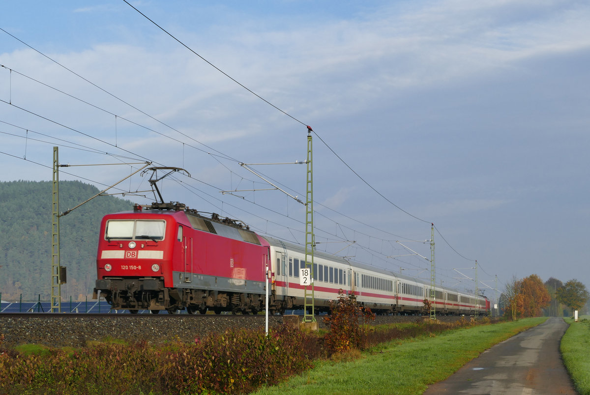 02. November 2017, IC 1614 München - Berlin fährt am km 18,2 der Frankenwaldbahn in Richtung Saalfeld. Lokomotive 120 115 führt, 120 150 schiebt nach.