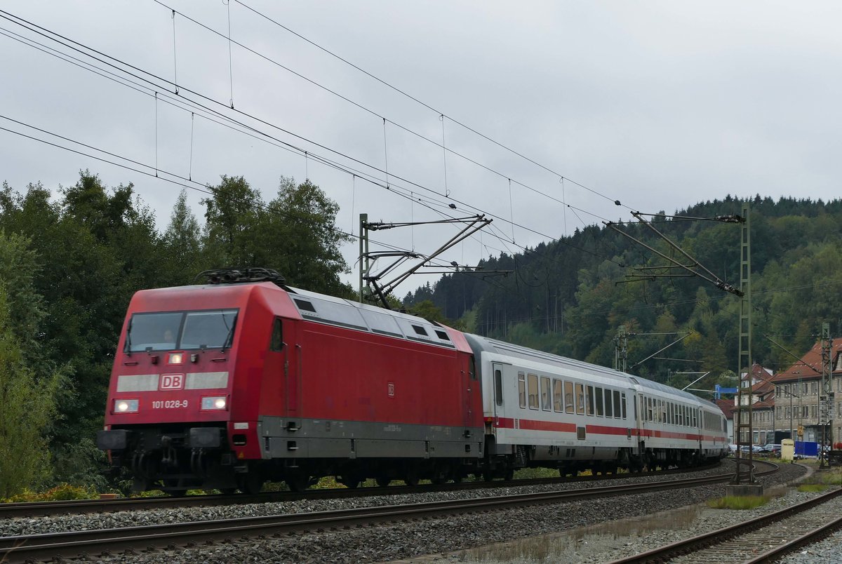 02. Oktober 2018, Eine Viertelstunde verspätet fährt IC 2063 Karlsruhe - Leipzig in Kronach ein.