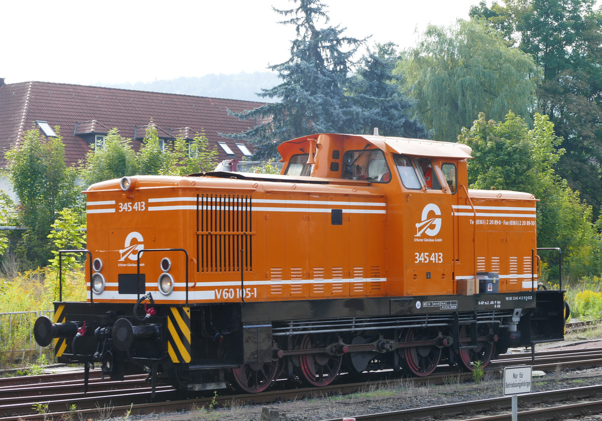 02. September 2017, Meininger Dampfloktage, Die V60 hatte den Sonderzug aus Sonneberg gebracht. Lebenslauf der Lok: Hersteller LEW Hennigsdorf 1979. Auslieferung an VEB Zellstoff- und Papierfabrik Blankenstein, Einsatz als Werklok-Nr.4. 1994 an ZPR - Zellstoff- und Papierfabrik Rosenthal GmbH & Co. KG, 05.2005 Umbau durch Fahrzeugwerk Meiningen: Einbau eines CAT-Dieselmotors. 2014 übernahm sie die Erfurter Gleisbau GmbH.	
