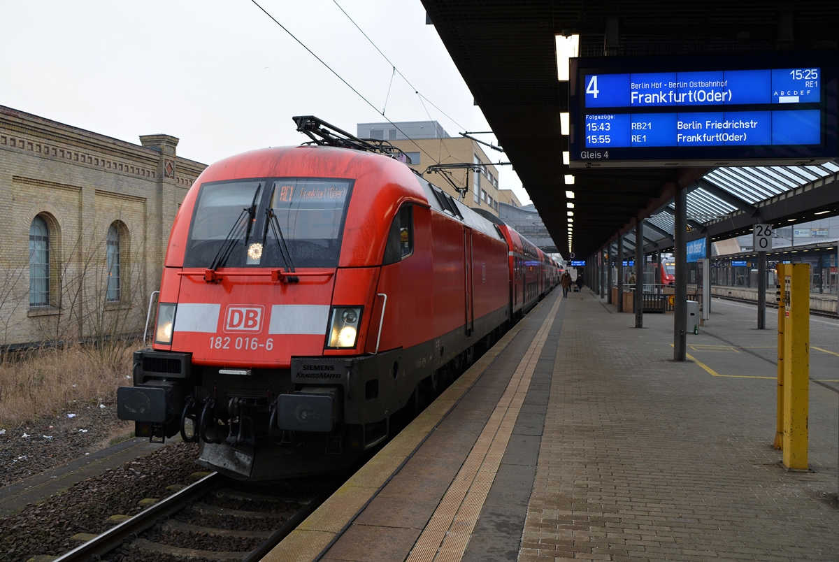 02.02.2017, Potsdam Hauptbahnhof. BR 182 016-6 mit dem RE 1 nach Frankfurt (Oder).