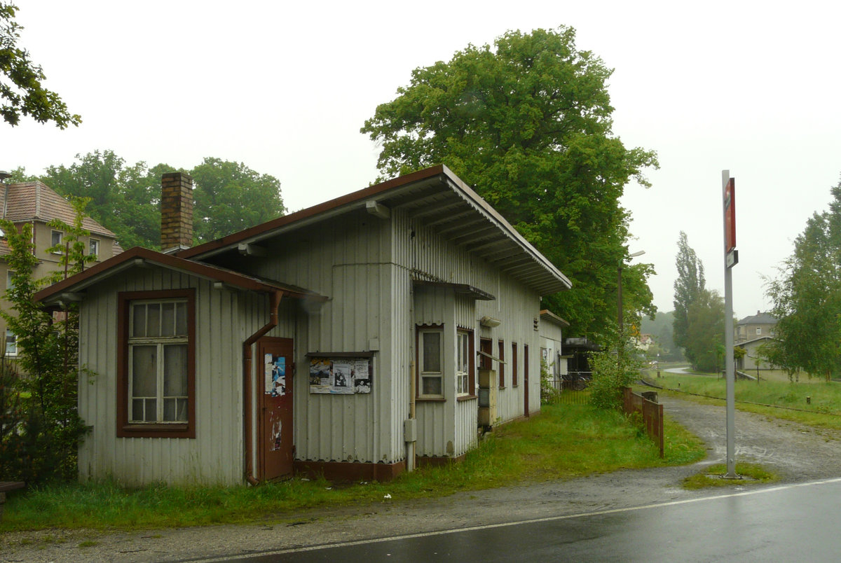 02.06.2010: Der Haltepunkt Hermsdorf an der Strecke Dresden - Königsbrück. 1982 verkehrten hier noch planmäßig dampfbespannte Personen- und Güterzüge 