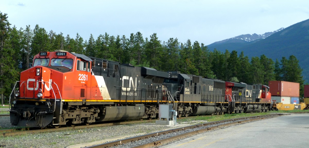 02.07.2014 - Canadian Pacific - Güterzug bei Einfahrt im Bahnhof Jasper