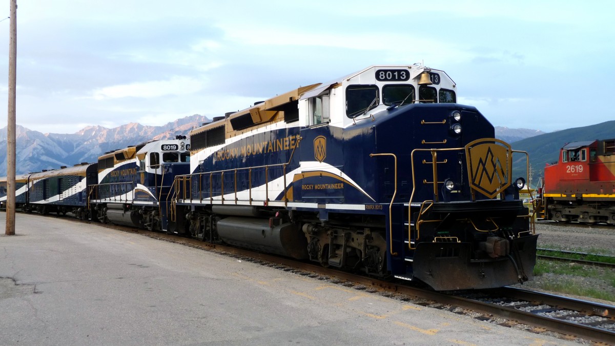02.07.2014 - Rocky Mountaineer am Bahnhof Jasper am Abend vor der Abfahrt nach Vancouver