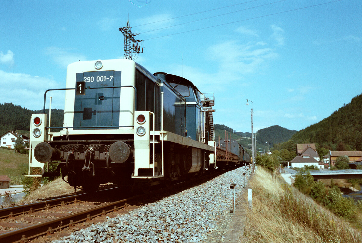 02.09.1983: Bauzug der Kinzigtalbahn bei Schenkenzell mit DB-Lok 290 001-7. Sie war die erstgebaute Lok der DB-Baureihe V 90. 