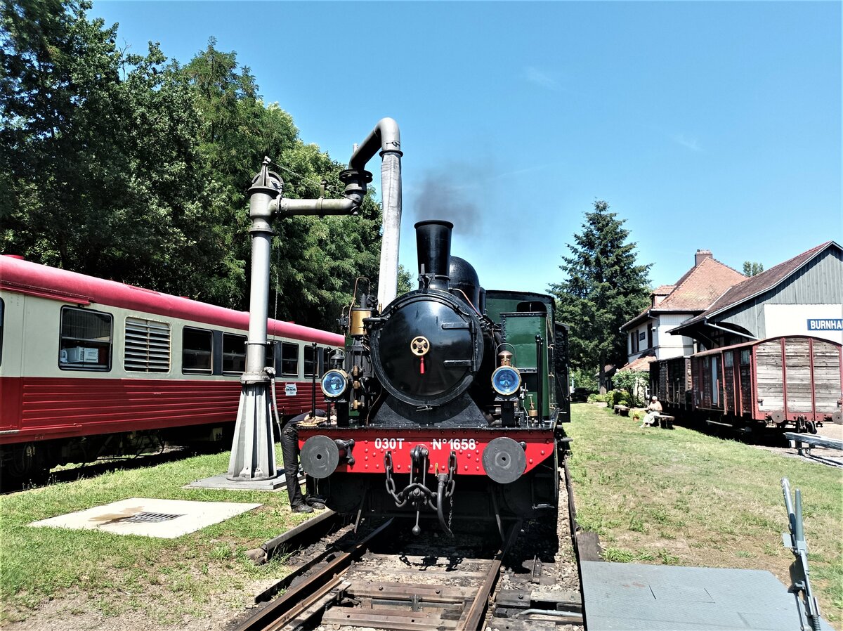 020T 1658 mit Ihren Zug am 3.07 22 im Bahnhofsdepot Burnhaupt beim Wasserfassen ( Front)