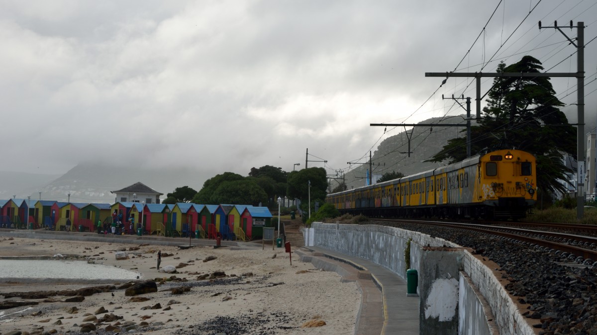 02.12.2014 - Regionalbahn von St. James nach Muizenberg hier bei Ausfahrt aus dem Bahnhof St. James