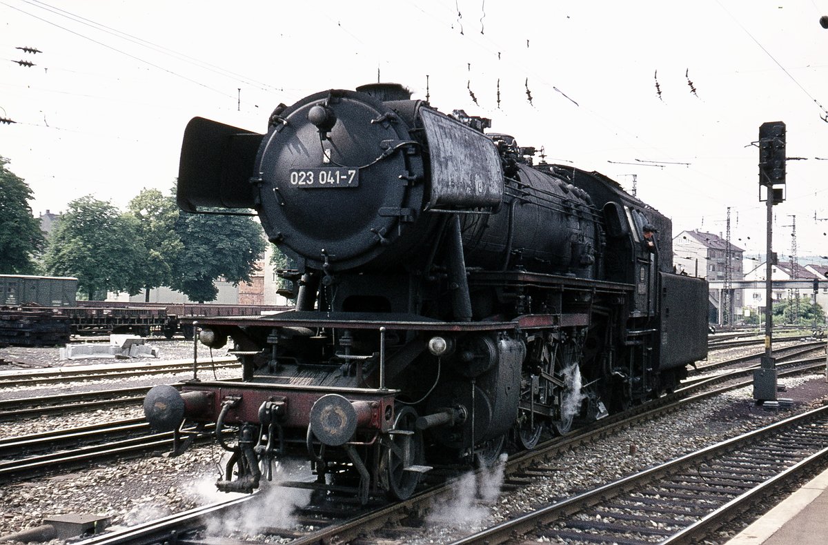 023 041  Lz  im Bhf.  