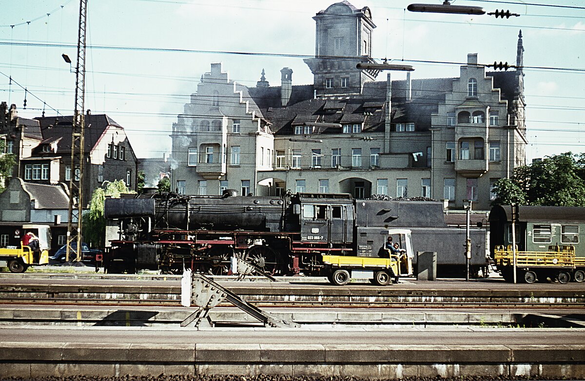 023 055 + Pz  im Bhf.  