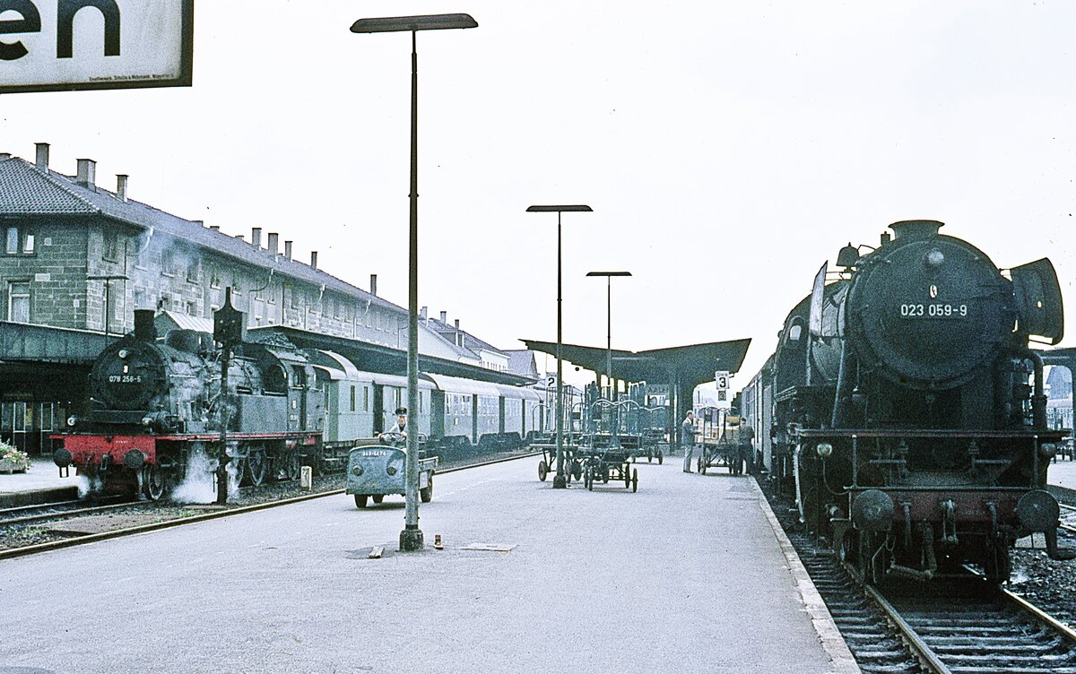 023 059 + Pz und 078 258 + Pz  im Bhf. Aalen