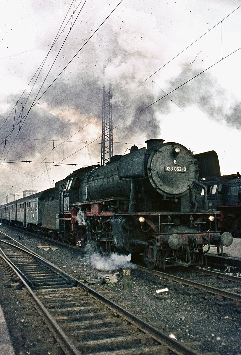 023 062 + Pz  Ausf. aus Bhf. am Bahnsteig