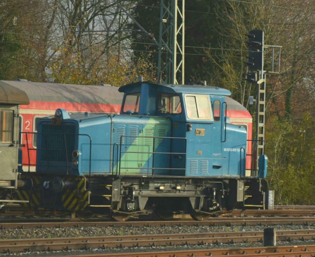 0265 010 steht in Crailsheim auf einem Gleis der Abstellgruppe. 9.11.2020
