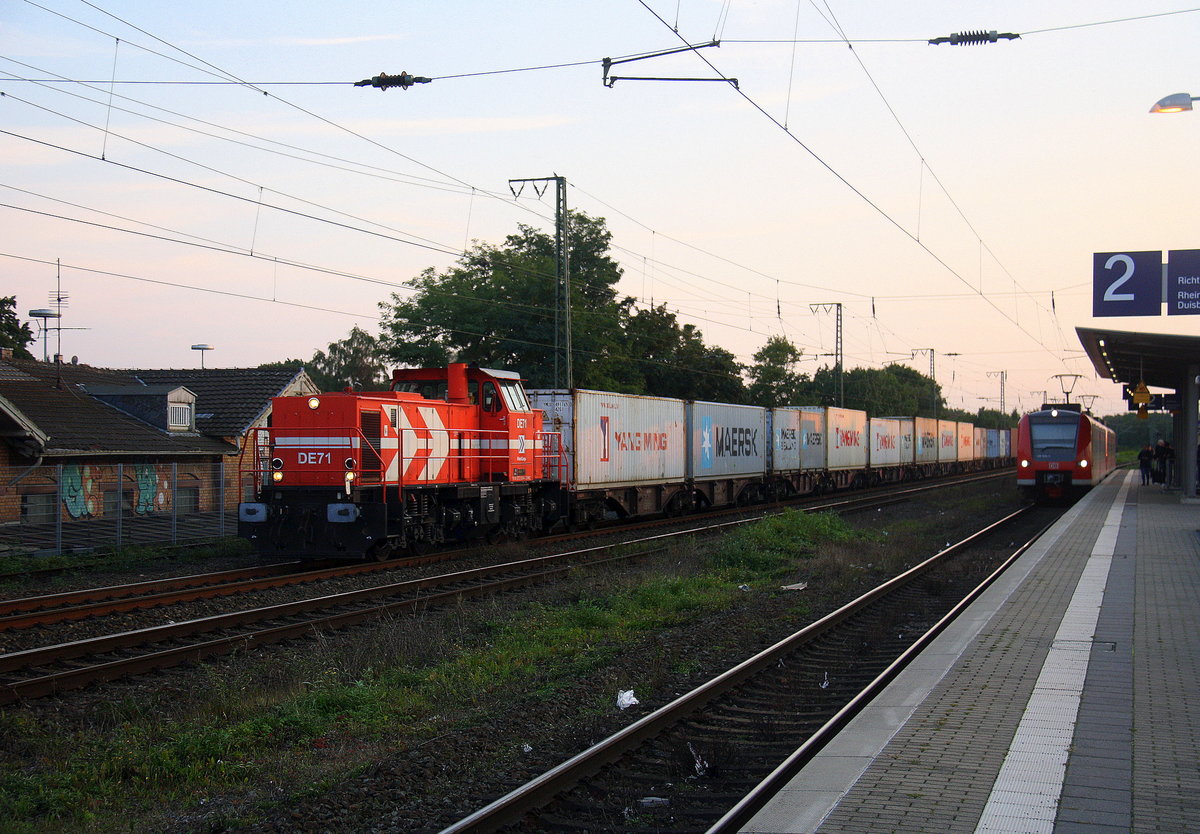 0272 009-8 Rheincargo DE71 kommt mit einem Containerzug aus Neuss-Hafen nach Duisburg-Rheinhausen und kommt aus Richtung Neuss und fährt durch Krefeld-Uerdingen in Richtung Krefeld-Hohenbudberg-Chempark,Duisburg-Rheinhausen.
Aufgenommen vom Bahnsteig 2 in Krefeld-Uerdingen. 
Am Abend vom 20.9.2017.