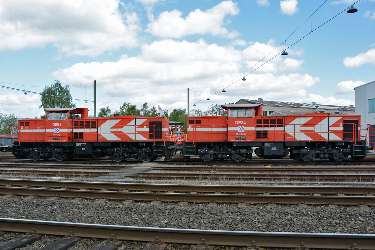 0272 014-8 DE91 und -022-1 DE84 der Rheincargo/HGK in Brühl-Vochem - 07.05.2015