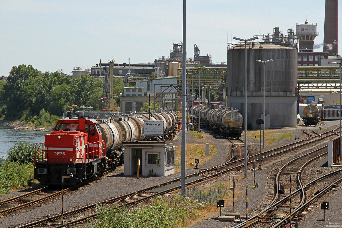 0272 015 / DE76 der RHC schiebt eine Hälfte des Wsserglas Zuges zur Entladung , Godorf 02.06.2020