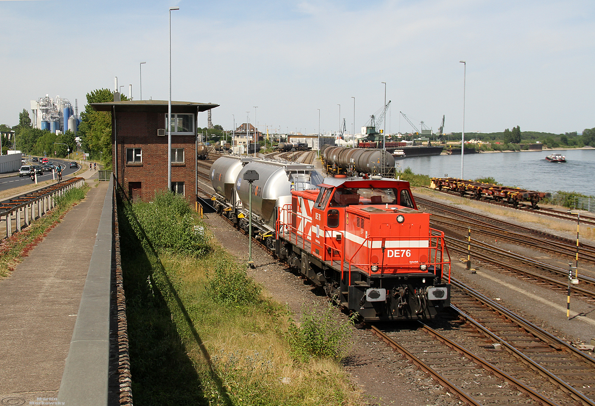 0272 015 / DE76 RHC mit zwei Staubsilowagen in Godorf Hafen am 02.06.2020