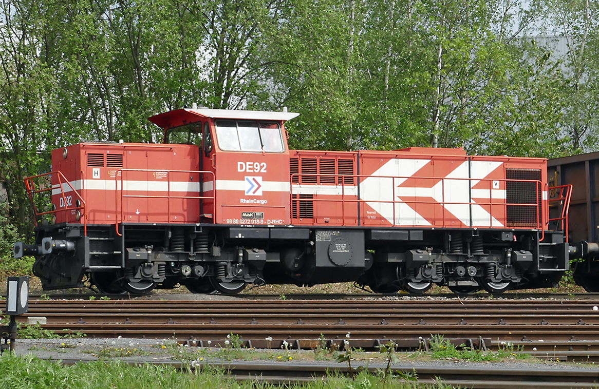 0272 018-9 RheinCargo Nr. DE92 mit gem. Güterzug durch Vochem - 23.04.2019