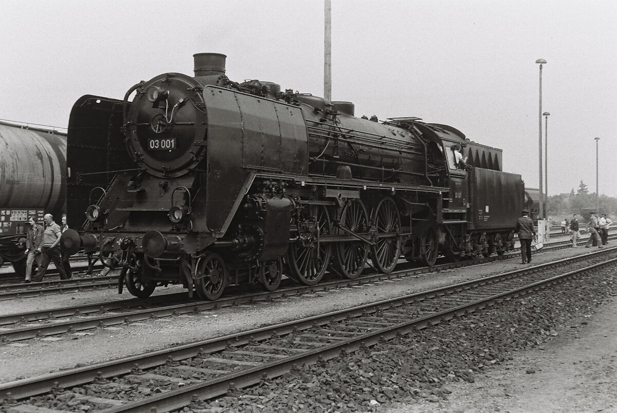 03 001 während einer Sonderfahrt am 08.05.1976 fotografiert im Bahnhof Coswig